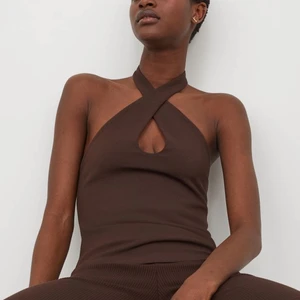 Brun topp - As snygg brun topp från H&M. Köpte för ett tag sedan men den har tyvärr inte kommit till användning🤎