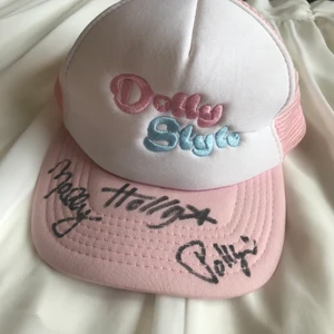 Signerad Dolly Style keps - Dolly Style keps med autografer från original tjejerna! 💖 Aningen blå innanför kepsen fram från hårfärg men inget som syns när du har på dig den. Annars är den i nyskick. Justerbar. One size om du inte har ett stort huvud som mig. (Jag har ett stoooort huvud lol)