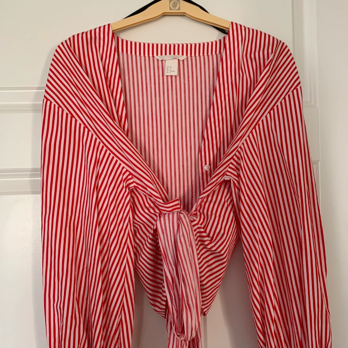 Röd randig knytblus 