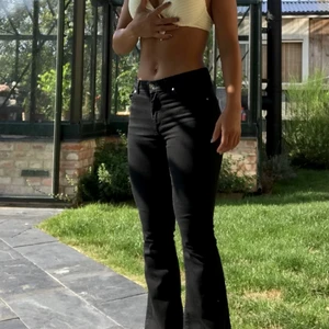 BikBok bootcut jeans - Bootcut Jeans från BikBok, superstretchiga !! Storlek S, passar mig som är 162cm 🌸 50kr + frakt !