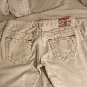 True religion jeans  - True jeans som e bootcuttade. Asfeta och lågmidjade. I storlek s. Passar perfekt på mig som har storlek s. Långa i benen. Buda. 