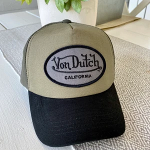 Von dutch keps  - Säljer en Von dutch keps då jag inte tyckte den passade mig, köpt på Plick men aldrig använd. Köpare står för frakt!💚