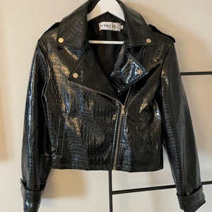 Poppis fuskskinnjacka från IVYREVEL (36) - Använd 1 gång i London men hänger bara i garderoben så väljer att sälja så den får komma till användning! 