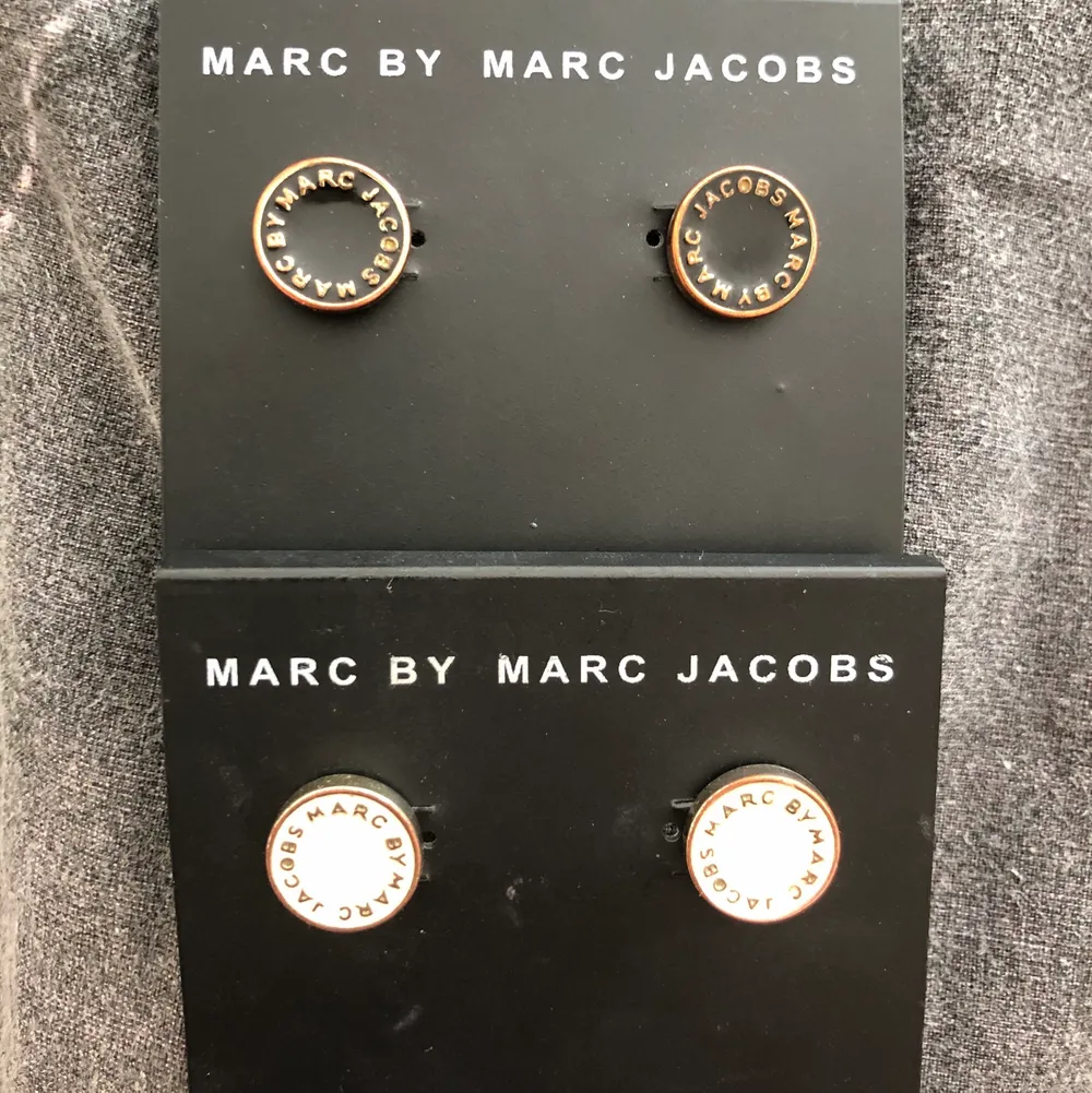 2 örhängen från Marc by Marc Jacobs. 150kr/st eller 200kr för båda. Accessoarer.