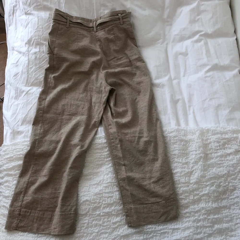 Beiga hödmidjade byxor med skärp och lite kortare ben i linneblandning från H&M! Använda 2 gånger 🤍 . Jeans & Byxor.