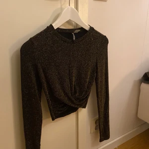 En svart guld glittrande tröja!  - Använd en gång från nyår 2018! Jättefin <3 <3 glittrar mycket och funkar mycket bra när som helst. 