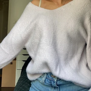 Stickad tröja  - Ljuslila stickad tröja. Jätte mjukt och skönt material. 