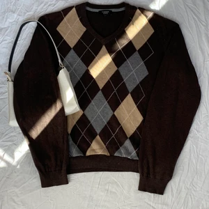 Snygg brun stickad tröja - En snygg brun stickad tröja med mönster. Jag sydde upp den lite eftersom den var för lång, men det märks inte. Den passar väldigt snyggt och lite oversized på mig som brukar ha storlek s/m. Storlek L, mycket bra skick. Köparen står för frakt🤎 