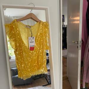 Glittrig tröja som aldrig används, prislapp finns kvar🥰 köpt för 59 