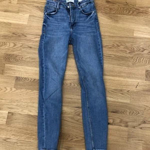 Zara - Ett par tighta jeans med stretchig tyg som sitter fint på kroppen. Väldigt bra skick aldrig använt den då den var för liten. Köpte för cirka 300kr