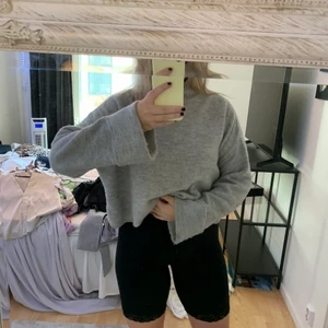 Grå stickad tröja, vida ärmar - Superfin grå stickad tröja med vida ärmar. Kortare i modellen <3