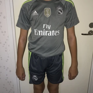 Addidas fotbolls sätt, storlek 9-10 år - Detta fina addidas sätt som är använt några gånger,  kontakta mig via DM vid intresse av köp, buda privat🥰