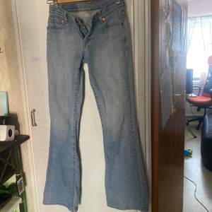 Säljer ett par skitsnygga lågmidjade Levis jeans då dom tyvärr har blivit försmå. Använda ett antal gånger men fortfarande i bra skick! Vid flera intresserade blir det budgivning