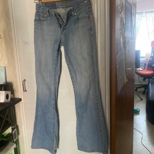 Levis jeans  - Säljer ett par skitsnygga lågmidjade Levis jeans då dom tyvärr har blivit försmå. Använda ett antal gånger men fortfarande i bra skick! Vid flera intresserade blir det budgivning