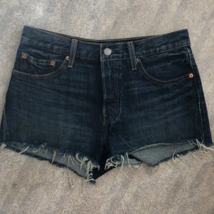 Levi’s ‎501 ‏shorts - Ett par äkta Levi’s 501 shorts i storlek xs/s. Buda från 100 kr, men pris kan diskuteras!💕