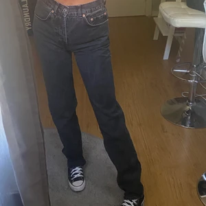 Svarta jeans från asos - Nu säljer jag dessa jätte fina jeans från asos. De är i bra sick, knappt använda. Jeansen är i tall så de passar de som är lite längre som mig (167 cm).  Jeansen är också mid rise vilket är så snyggttt