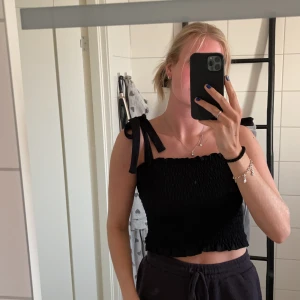 Linne med knytdetaljwr - Lite kortare svart linne med knytdetaljer på axlarna super gulligt. Typ resor aktigt tyg på hela linnet vilket gör det både fint och väldigt skönt. Kommer från Gina tricot och är i storlek m. Priset går alltid att diskutera. Betalning sker alltid innan jag skickar. +frakt tillkommer❤️😋😆