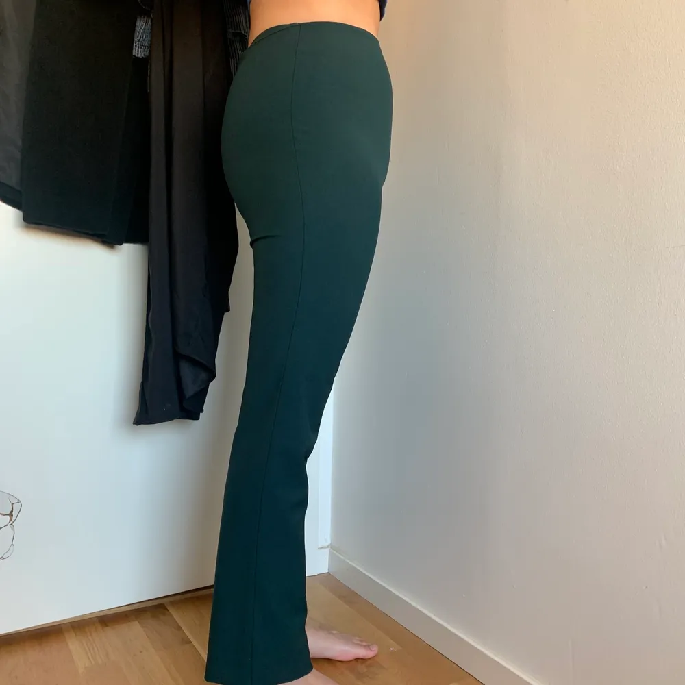 Gröna kostymbyxor från Humana, frakt tillkommer 🥰. Jeans & Byxor.