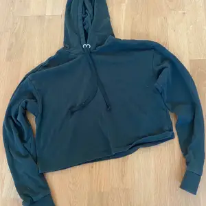 Fin grön croppad hoodie från H&M i storlek S🥰 40kr + frakt, betalning sker via swish💞