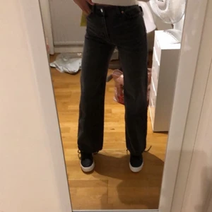Monki jeans - Säljer dessa grå/svarta jeans ifrån monki då de blivit försmå. Jag har sprättat upp de ner till. De passar jätte bra på mig i längden som är 172. Pris kan diskuteras 