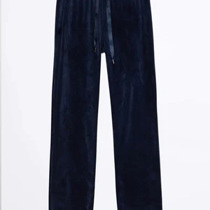 Gina mjukisbyxor  - Ett par Gina tricot mjukisbyxor i mörkblå färg. Fint och bra skick. 