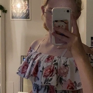 Blommig croppad topp - En fin blommig croppad topp från SHEIN. Endast använd 2-3 ggr och är i nyskick. Storlek 152 men passar en XS också. Köpare står för frakt, vilket gör att priset blir 30kr + frakt. 