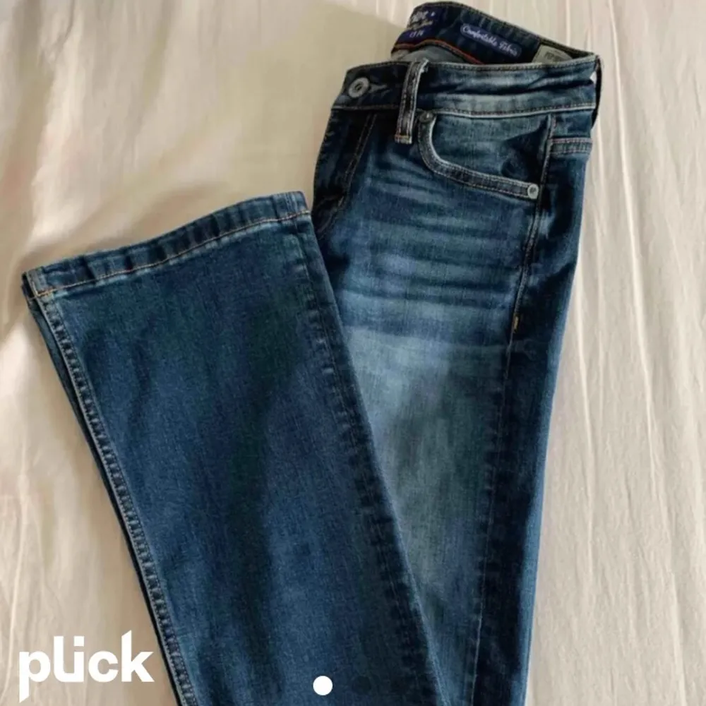Säljer ett par snygga bootcut jeans. Jeans & Byxor.