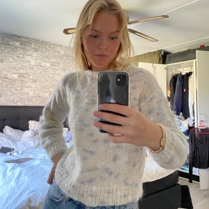 Vit stickad  - Vanlig stickad i ljusa färger! Sitter jätte snyggt proportionerligt. Frakten är inkluderad i priset, det är bara till att skriva om ni har frågor💓