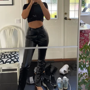 Skinnbyxor med slits - Super snygga skinnbyxor med slits från missguided. Dom är långa i benen och sitter super bra!!
