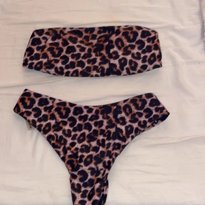 Bikini  - Säljer denna bikinin eftersom den har blivit för liten för mig har använt denna Max 3 gånger den är i jättefint skick och väldigt härligt material överdelen är utan axelband 