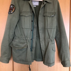 ZADIG & VOLTAIRE militär jacka - Säljer Zadig et Voltaire army jacket i storlek M. Den är i fint skick, endast använd några gånger. 