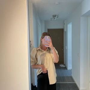 Topp i läderimitation  - En begie topp i läderimitation från Gina tricot. Går att styla på flera olika sätt. Finns något litet märke på ryggen, knappt märkbart. Du står för frakten eller om du kan mötas upp i Linköping. 