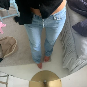 Levis jeans - Säljer dessa Levis jeans. Som ni ser på bild 2 är märket lite borta och det är vita färgfläckar som ej går bort. Dock är det inget man tänker på så mycket. Har även små slitningar längst ner samt på jeansen, skriv om du du ja bild.  Har vanligtvis 36 och dess passar mig och är 168 cm lång. Frakt 66kr