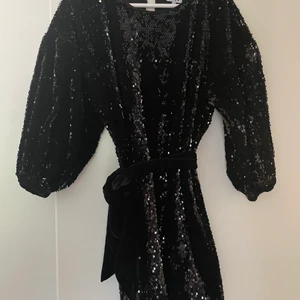 Jättefin nyårsklänning i storlek S - Paljettklänning i storlek S. Har använt den 1 gång på nyår. Passar en som har M också.