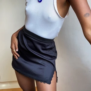 Kjol med sidoslits  - Använd 1 gång för plåtning, rekommenderat om du är s & m i storlek. I bra skick 🤍