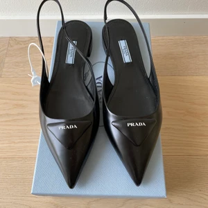 Prada slingback - Säljer dessa helt oanvända Prada slingback från årets säsong. Kvitto och box medföljer. Storlek 39. Nypris: 6800kr. 