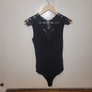 Svart body med spets - Ribbad body med "spets". Använd 1 gång