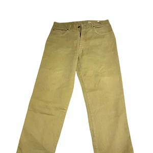 Jeans - Nya grön (army färgad) byxor som är knappt använd.                  Storleksguide 178cm 65kg