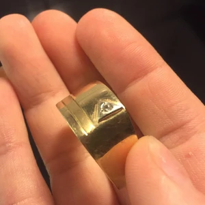 Äkta guld väger gör den - Den är äkta guld