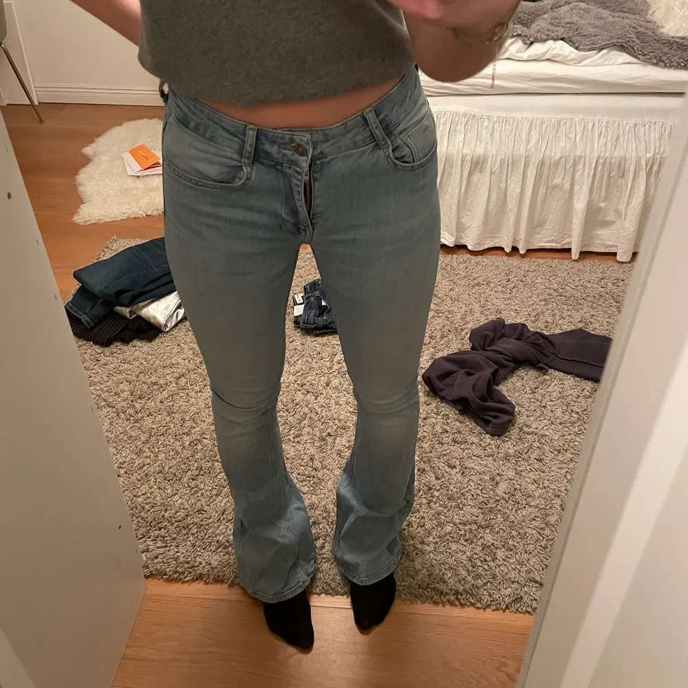  Säljer dessa snygga jeans från zara i storlek 36, det är långa i benen och passar bra på mig som är 174 cm lång. Snygg ljusblå färg perfekt till vår och sommar.. Jeans & Byxor.