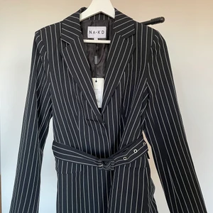 Kavaj - Stilig svart/vitrandig blazer med skärp i midjan! Den sitter skitsnyggt på men har tyvärr blivit för liten 😢 köparen står för frakt!