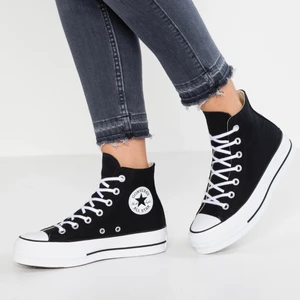 Converse - Säljer mina höga converse med hög sula. Köpta för 900kr och säljer för 250 då dom är hyfsat använda. Kom privat för egna bilder🤍