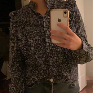 Blommig skjorta - Supersnygg skjorta med små blommor, aldrig använd 