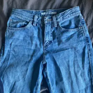 Super snygga low waised jeans med bootcut ben köpa från second hand men helt oanvända då de tyvärr var för små för mig. Skriv om ni är intresserade av fler bilder eller andra frågor💖 pris går att diskutera 