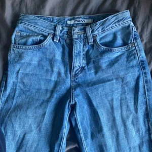 Low waisted bootcut jeans från Mavi - Super snygga low waised jeans med bootcut ben köpa från second hand men helt oanvända då de tyvärr var för små för mig. Skriv om ni är intresserade av fler bilder eller andra frågor💖 pris går att diskutera 