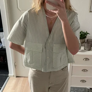 Skjorta från Zara - Superhärlig grön lite kortare skjorta från Zara. Storlek XS och som ny! Köparen betalar frakten❤️