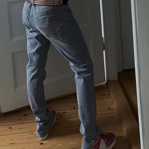 Lågmidjade jeans - Otroligt fina och balla byxor jag köpte från Stazzi.remake på instagram och lånade bilder därifrån, TYVÄRR passade de inte min kroppsform och har därför valt att sälja. De är gråa lågmidjade jeans med stjärnor på bakfickorna⭐️⭐️ med en slits längst ner! Om fler är intresserade startar jag en budgivning!💓