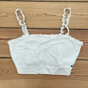 Pull and Bear topp - Vit topp från Pull and Bear i Strl S. Väldigt fin men är för liten för mig därav aldrig använd. Väldigt praktiskt med dragkedja. Skrynklig då den väntat på bättre tider i en garderob 🤗💞