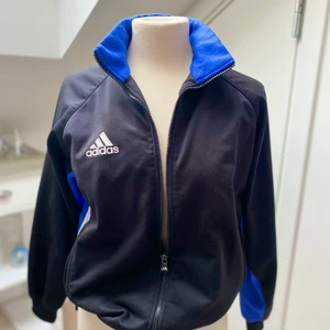 adidas Originals kofta/ träningströja  - Jättesnygg adidas kofta, använd ett fåtal gånger! Sitter jättebra :-) 