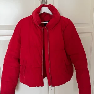 Röd vinterjacka  - Det är en vinterjacka som jag köpte för två år sedan men har endast använt fåtal gånger. Det är ett mjukt och lent tyg. Jackan har två fickor med knappar för att stänga dom och en ganska hög krage som skyddar mot kylan. Hade absolut haft kvar den om den inte varit röd. Köparen står för frakt.